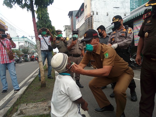 Bagikan 2000 Masker Kepada Pedagang,  Bupati Suyatno Langsung Pasangkan Masker Kepada Warga